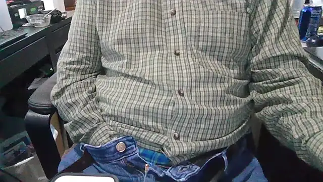 Snapshot of samemOR2027 chatting on 04/14/26, 01:21 samemOR2027 online show from 04/14/26, 01:21