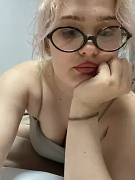 Snapshot of keeeessyyy chatting on 05/20/26, 04:37 keeeessyyy online show from 05/20/26, 04:37