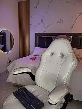 Babyzoee  online show from 04/09/26, 08:59