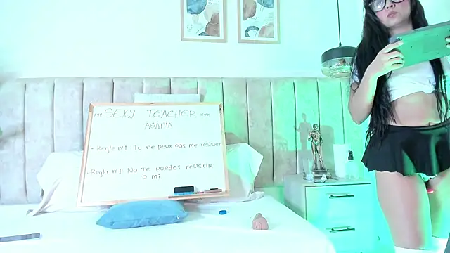 Snapshot of AgathaSavage chatting on 04/11/26, 01:46 AgathaSavage online show from 04/11/26, 01:46