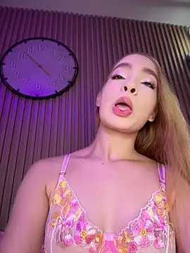 Isabella gaviria online show from 04/25/26, 08:39