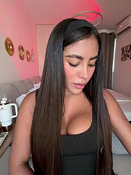 Snapshot of SaraValentina11 chatting on 04/13/26, 06:34 SaraValentina11 online show from 04/13/26, 06:34