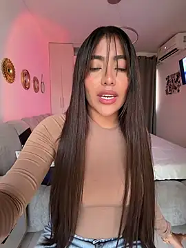 Snapshot of SaraValentina11 chatting on 03/25/26, 04:28 SaraValentina11 online show from 03/25/26, 04:28