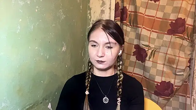 Snapshot of Lollybomb chatting on 04/10/26, 08:05 Lollybomb online show from 04/10/26, 08:05