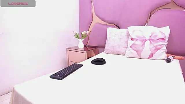 Snapshot of LaurendPink chatting on 04/07/26, 01:57 LaurendPink online show from 04/07/26, 01:57