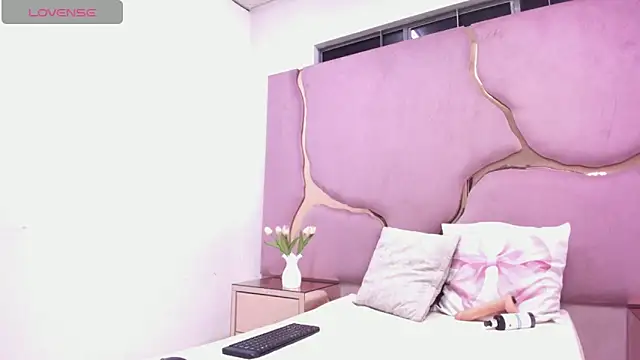 Snapshot of LaurendPink chatting on 04/12/26, 01:47 LaurendPink online show from 04/12/26, 01:47