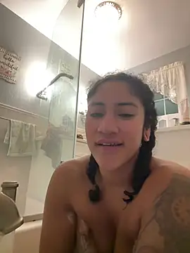 Snapshot of LatinaLoka chatting on 04/04/26, 01:34 LatinaLoka online show from 04/04/26, 01:34