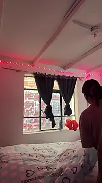 sylphiee  online show from 04/05/26, 07:09