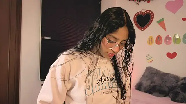 Snapshot of PaulaCutexs chatting on 04/06/26, 03:46 PaulaCutexs online show from 04/06/26, 03:46