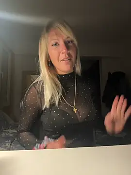 Snapshot of AtomBlondy chatting on 03/15/26, 09:22 AtomBlondy online show from 03/15/26, 09:22