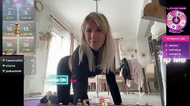 Snapshot of AtomBlondy chatting on 03/25/26, 01:21 AtomBlondy online show from 03/25/26, 01:21