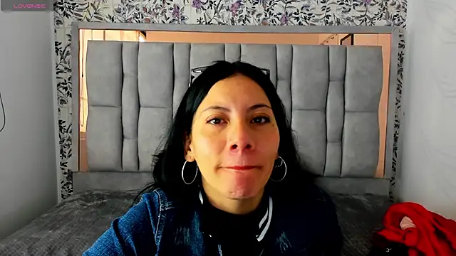 Snapshot of Abril_Fox__ chatting on 06/27/26, 02:23 Abril Fox online show from 06/27/26, 02:23