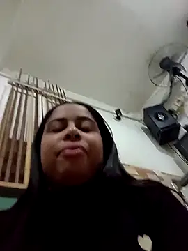 gatinha20257 online show from 05/14/26, 02:30