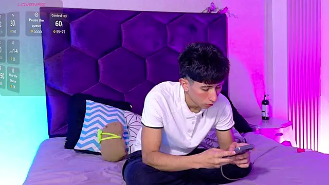Snapshot of AndyJustgame_ chatting on 04/18/26, 05:10 AndyJustgame online show from 04/18/26, 05:10