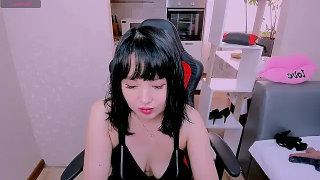 Akiko Yun online show from 10/10/25, 10:49