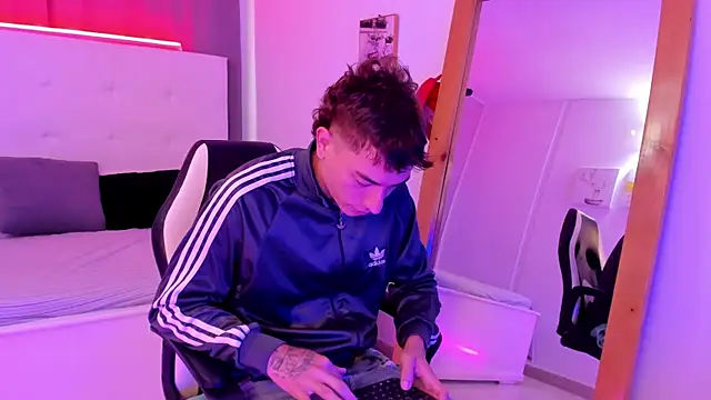 Snapshot of Thiago_2003_ chatting on 04/13/26, 12:20 Thiago 2003 online show from 04/13/26, 12:20