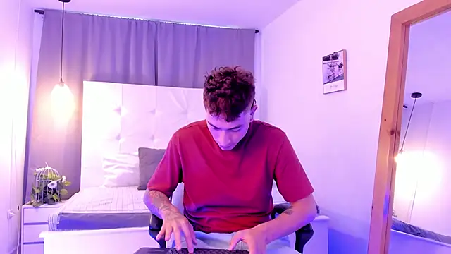 Snapshot of Thiago_2003_ chatting on 04/10/26, 12:12 Thiago 2003 online show from 04/10/26, 12:12