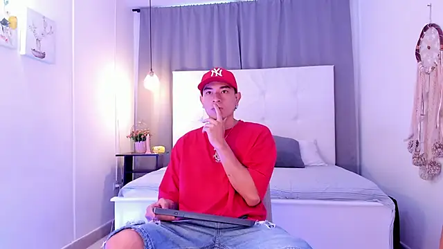 Snapshot of Thiago_2003_ chatting on 04/04/26, 12:12 Thiago 2003 online show from 04/04/26, 12:12