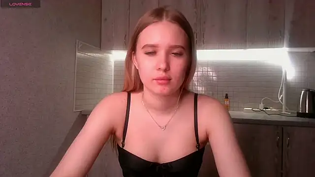 Snapshot of Alice_Pleasance chatting on 06/19/26, 05:19 Alice Pleasance online show from 06/19/26, 05:19