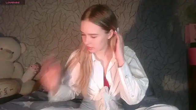 Snapshot of Alice_Pleasance chatting on 06/06/26, 03:06 Alice Pleasance online show from 06/06/26, 03:06