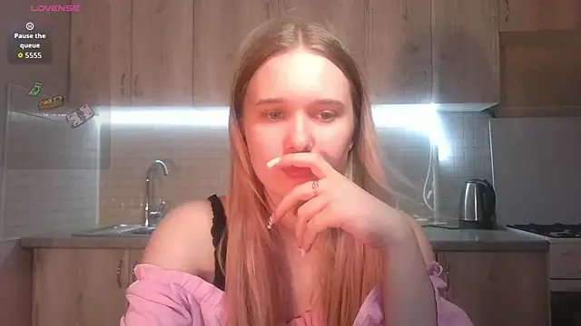 Snapshot of Alice_Pleasance chatting on 06/12/26, 05:10 Alice Pleasance online show from 06/12/26, 05:10