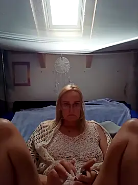 Snapshot of roxy_74 chatting on 03/26/26, 11:08 roxy 74 online show from 03/26/26, 11:08