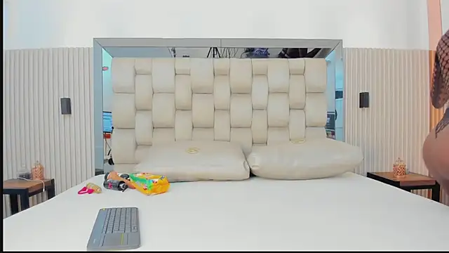 Snapshot of alika_brown_ chatting on 03/19/26, 03:17 alika brown online show from 03/19/26, 03:17