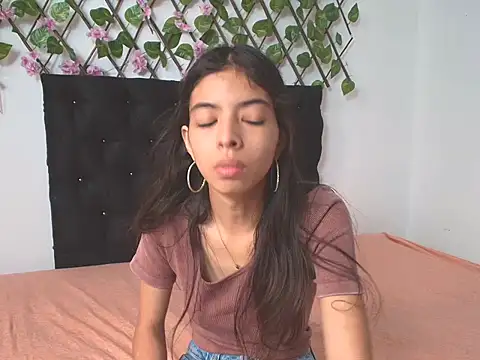 Snapshot of Sweet_Scarlett_ chatting on 04/14/26, 02:00 Sweet Scarlett online show from 04/14/26, 02:00