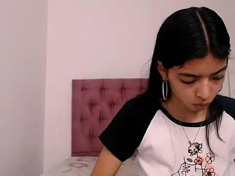 Snapshot of Sweet_Scarlett_ chatting on 04/04/26, 02:01 Sweet Scarlett online show from 04/04/26, 02:01