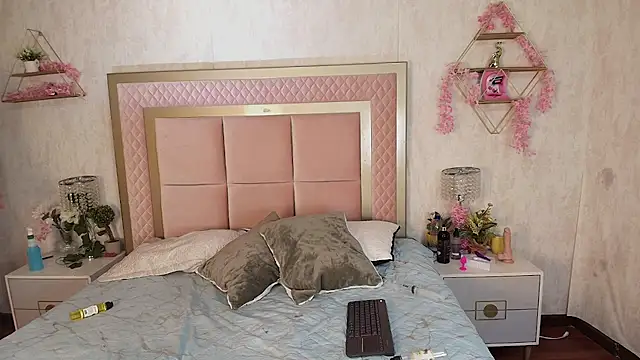 Alma Monclair  online show from 03/28/26, 08:32