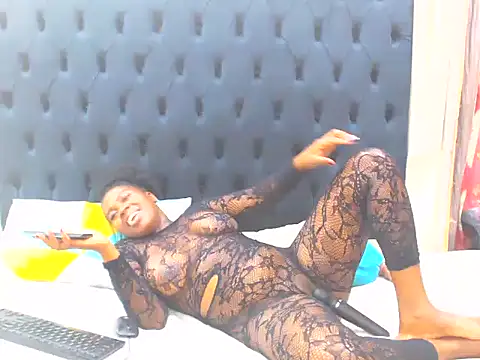 Snapshot of Dark_Slim_Thick chatting on 03/16/26, 06:43 Dark Slim Thick online show from 03/16/26, 06:43