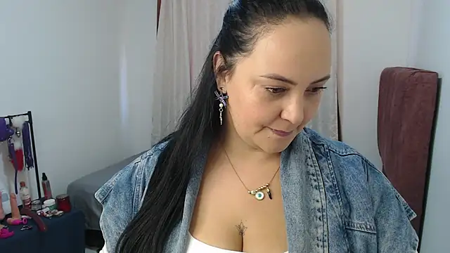Snapshot of Veroniicabbw_ chatting on 07/11/26, 02:28 Veroniicabbw online show from 07/11/26, 02:28