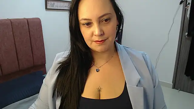 Snapshot of Veroniicabbw_ chatting on 06/15/26, 01:33 Veroniicabbw online show from 06/15/26, 01:33