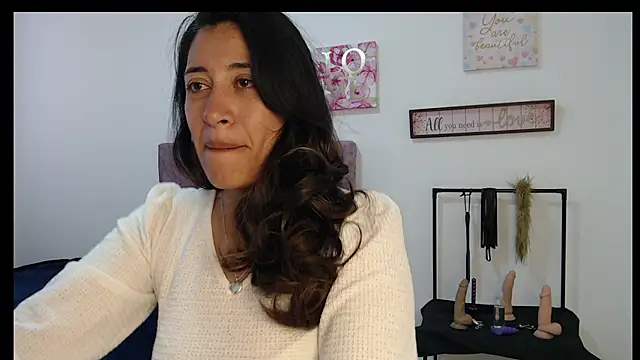 Snapshot of violeta_scott chatting on 05/05/26, 12:52 violeta scott online show from 05/05/26, 12:52