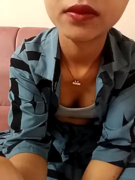 Snapshot of ritika_gupta02 chatting on 04/10/26, 03:02 ritika gupta02 online show from 04/10/26, 03:02