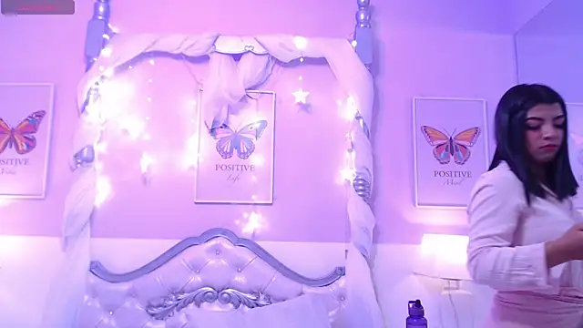 Snapshot of AlinaMorris chatting on 03/25/26, 04:01 AlinaMorris online show from 03/25/26, 04:01