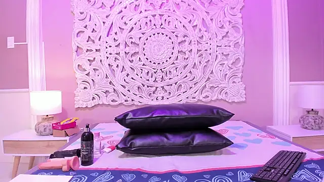 Snapshot of ElaineLaurent chatting on 04/01/26, 03:52 ElaineLaurent online show from 04/01/26, 03:52