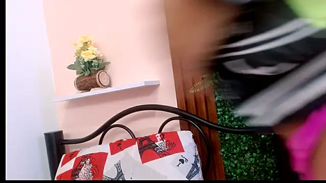 hotlatinaluna23 online show from 04/22/26, 03:24