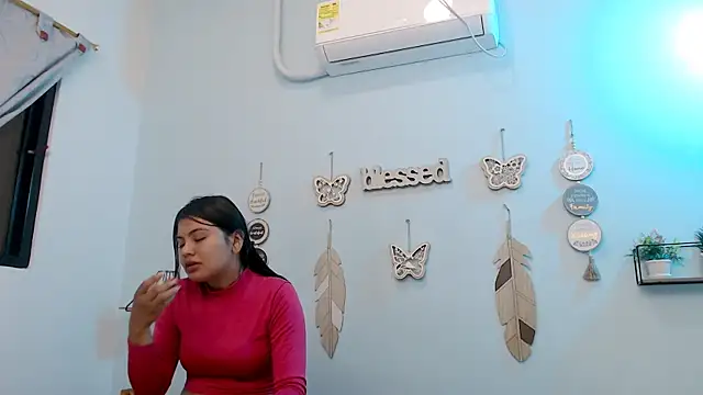 hotlatinaluna23 online show from 05/14/26, 02:03