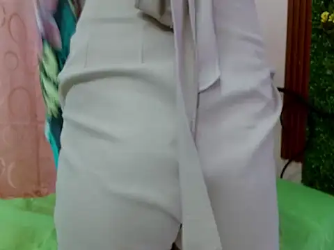 hotlatinaluna23 online show from 04/17/26, 07:38