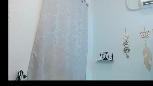 hotlatinaluna23 online show from 05/05/26, 03:04