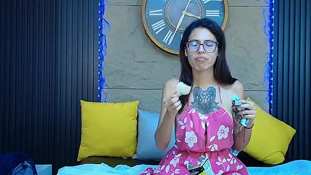 Snapshot of Emily_Lopera chatting on 06/17/26, 12:00 Emily Lopera online show from 06/17/26, 12:00