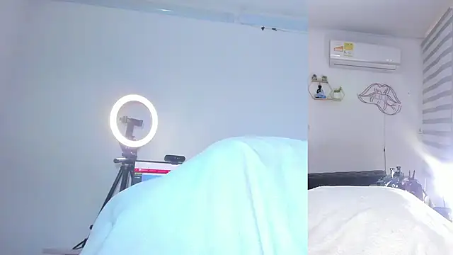 Snapshot of Bella_Donne_ chatting on 04/01/26, 05:10 Bella Donne online show from 04/01/26, 05:10