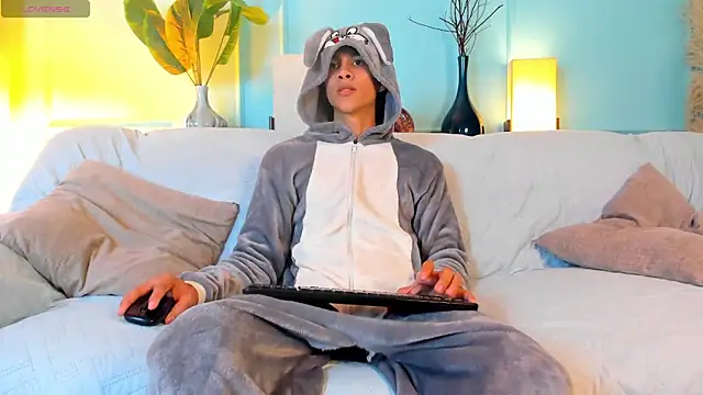 Snapshot of Cheys_Mast chatting on 04/14/26, 07:30 Cheys Mast online show from 04/14/26, 07:30