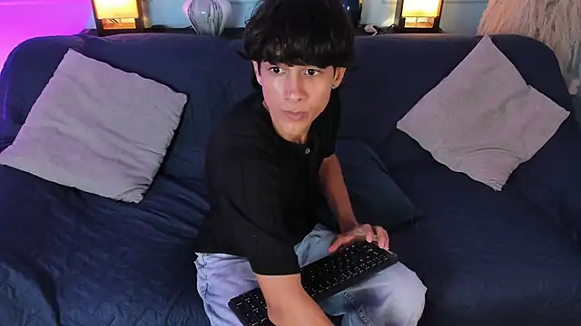 Snapshot of Cheys_Mast chatting on 03/17/26, 06:33 Cheys Mast online show from 03/17/26, 06:33