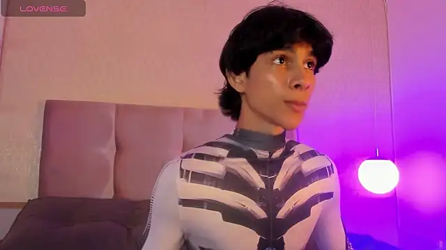 Snapshot of Cheys_Mast chatting on 04/12/26, 06:00 Cheys Mast online show from 04/12/26, 06:00