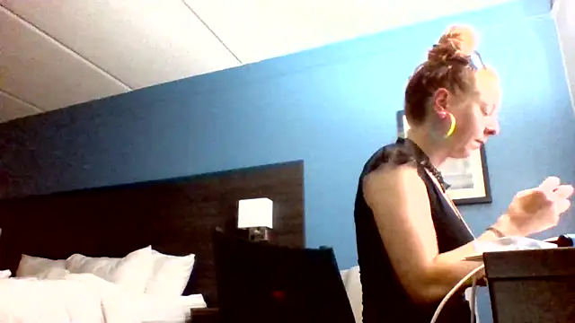 Snapshot of Ambionce chatting on 04/18/26, 02:25 Ambionce online show from 04/18/26, 02:25