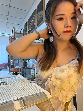 Snapshot of Xiaoxiao-y chatting on 04/18/26, 09:00 Xiaoxiao-y online show from 04/18/26, 09:00