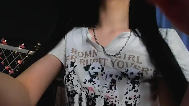 Snapshot of lizaa_breeze chatting on 06/06/26, 04:34 lizaa breeze online show from 06/06/26, 04:34