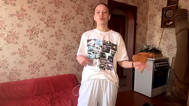 Snapshot of EleneShedden chatting on 03/26/26, 01:31 EleneShedden online show from 03/26/26, 01:31